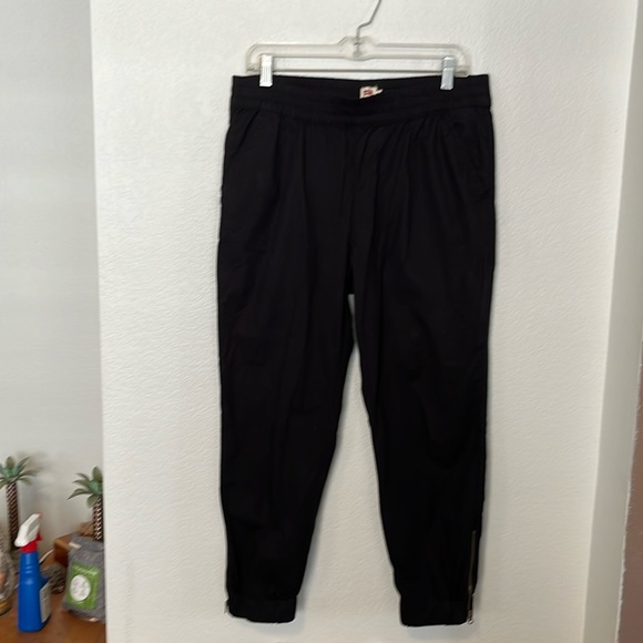 🖤ELASTC WAIST BLACK PANTS BY LEVI’S ZIPPERS AT BOTTOM OF PANTS LEG SZ L 34Wx26L - Picture 1 of 8